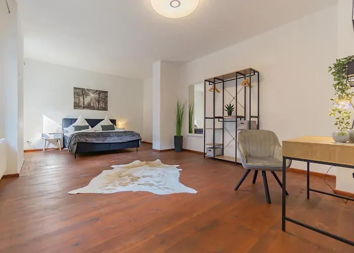 Exklusive Stadtvilla-190Qm- Parkplatz- 3Schlafzimmer- 2 Baeder- Netflix- Waschmaschine- 4 Etagen-Naehe Theater