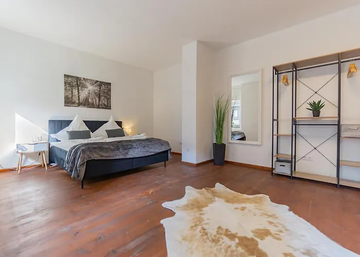 Exklusive Stadtvilla-190Qm- Parkplatz- 3Schlafzimmer- 2 Baeder- Netflix- Waschmaschine- 4 Etagen-Naehe Theater