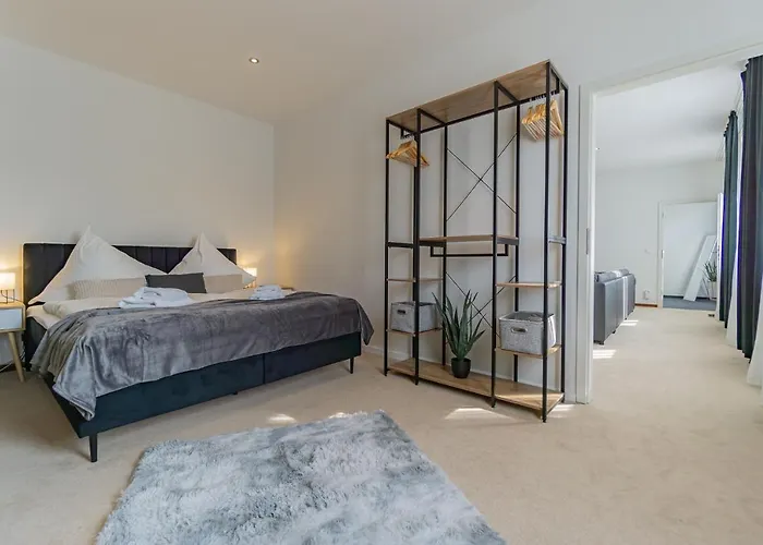 Exklusive Stadtvilla-190Qm- Parkplatz- 3Schlafzimmer- 2 Baeder- Netflix- Waschmaschine- 4 Etagen-Naehe Theater