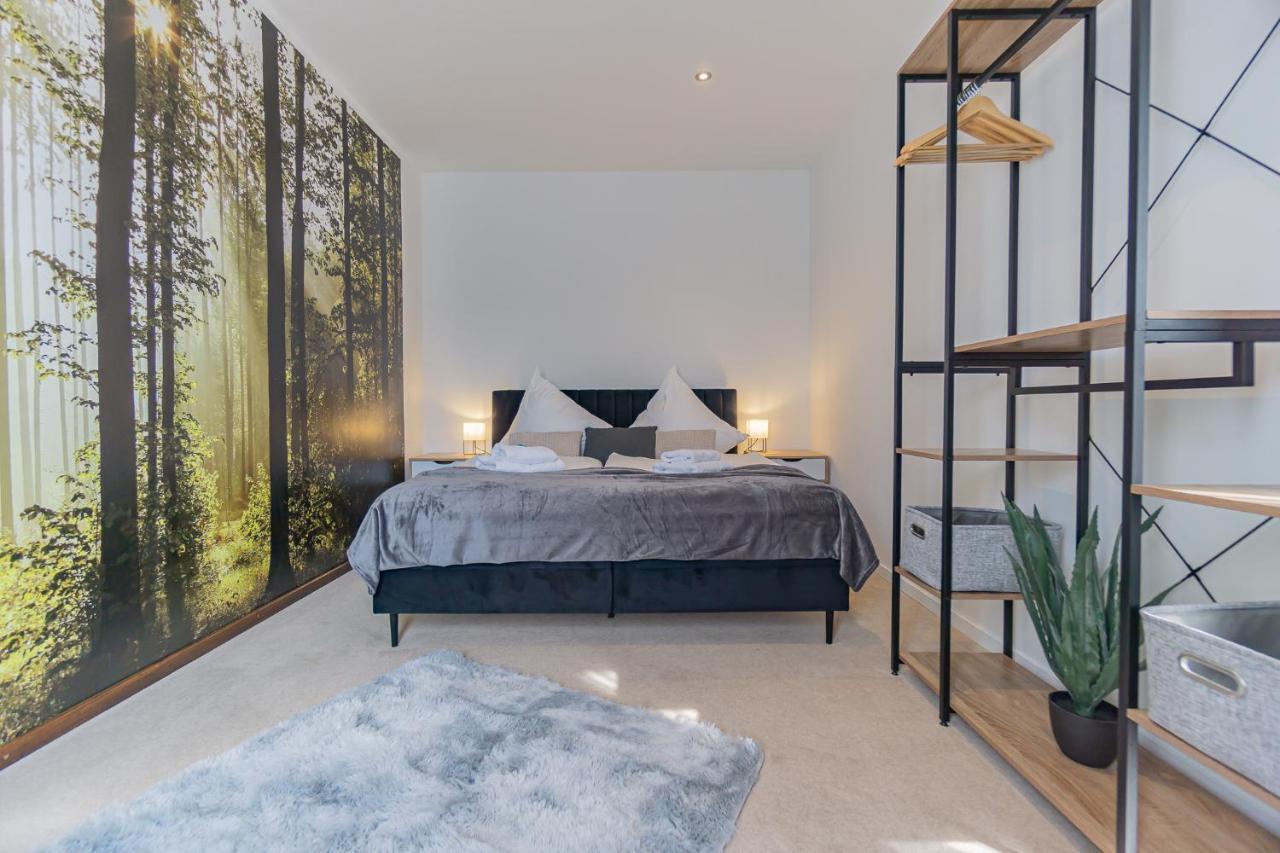 Dom wakacyjny Exklusive Stadtvilla-190qm- Parkplatz- 3schlafzimmer- 2 Baeder- Netflix- Waschmaschine- 4 Etagen-naehe Theater Chociebuż